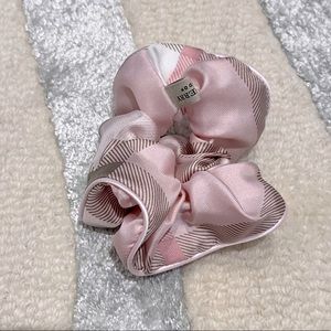 🌸 Burberry silk hair scrunchie